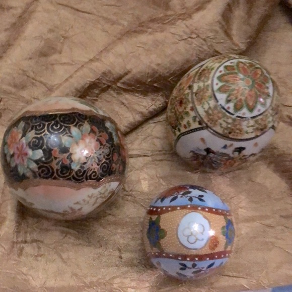 🌻 3/$15 set of 3 Handpainted Porcelain Eggs - Picture 5 of 7